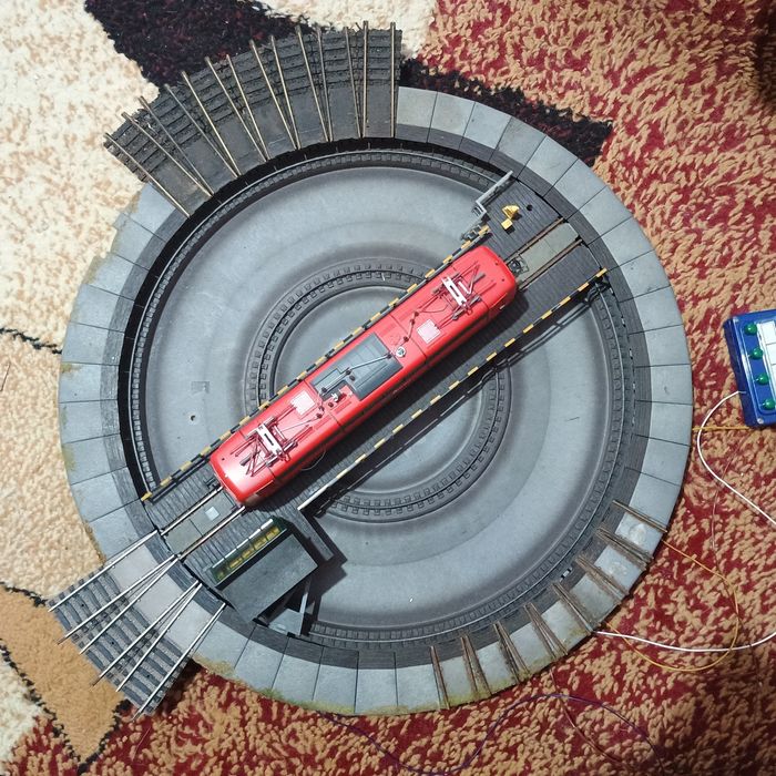 Placă turnată motorizată Fleischmann, remiză machetă trenuleț electric locomotive vagoane șine HO