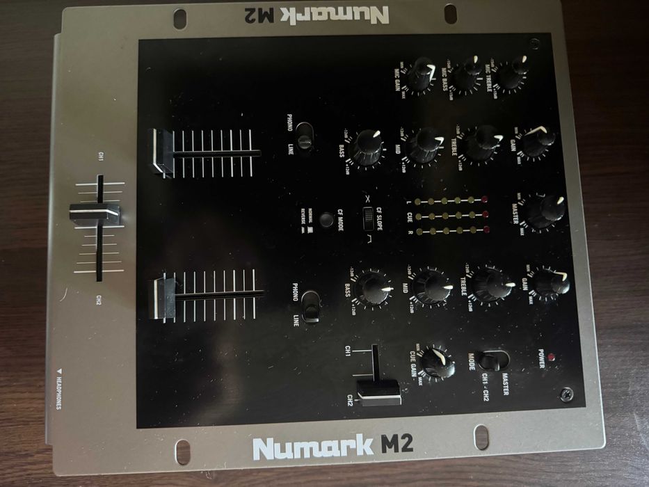 Numark M2 2-канален DJ миксер