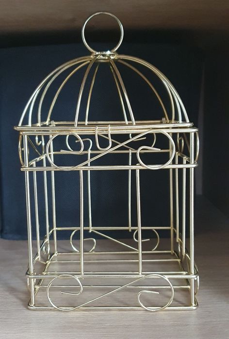 Златна клетка с отварящ се капак