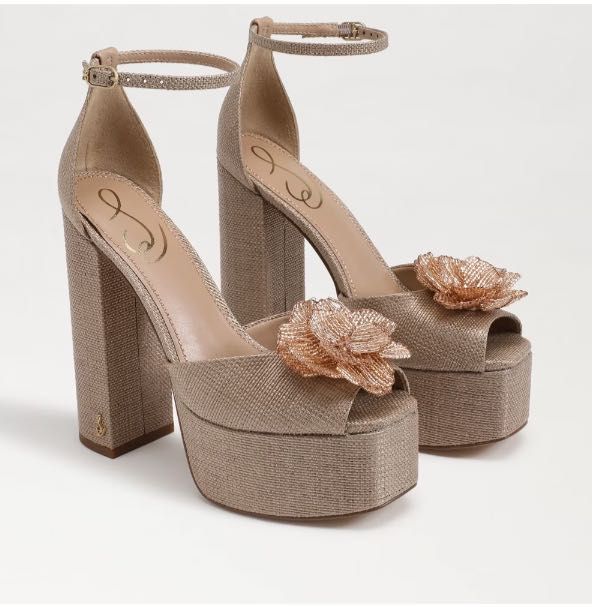 Босоножки на каблуке