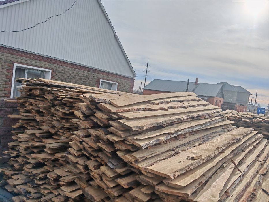 В продаже доски необрезные, пиломатериалы