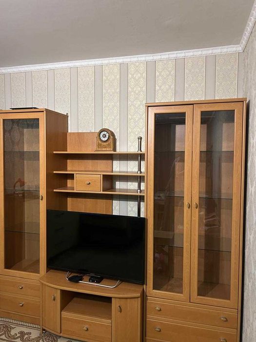 Стенка в гостиную / ТВ-тумба с витринами