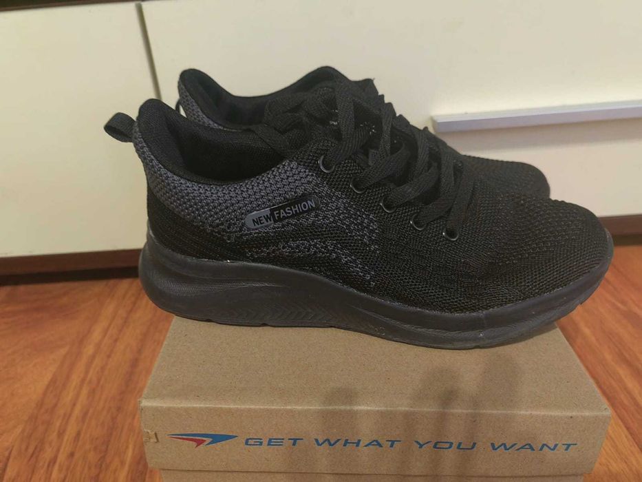 Vanând adidași negrii