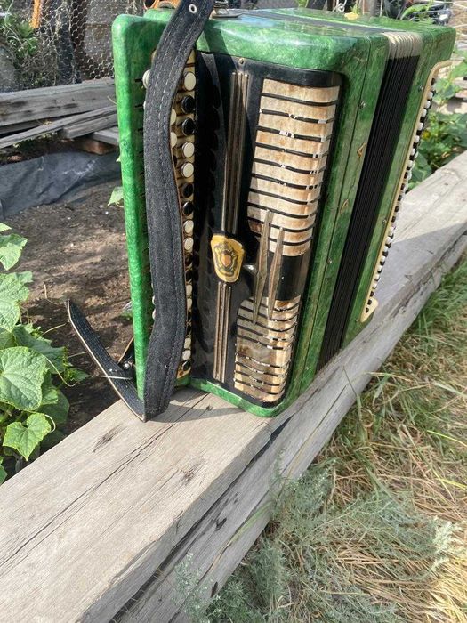 продаю баян.Играет.