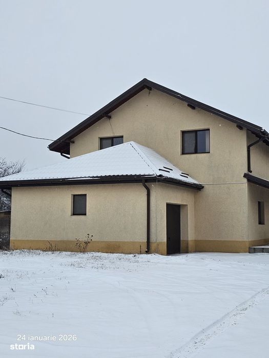 Casa cu etaj si 3000mp teren la Hudum la strada