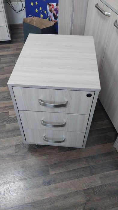 Продам стол в Алматы 2 шт