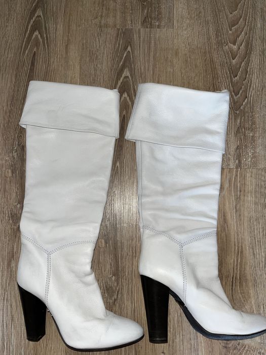 Продаю белые кожаные сапоги