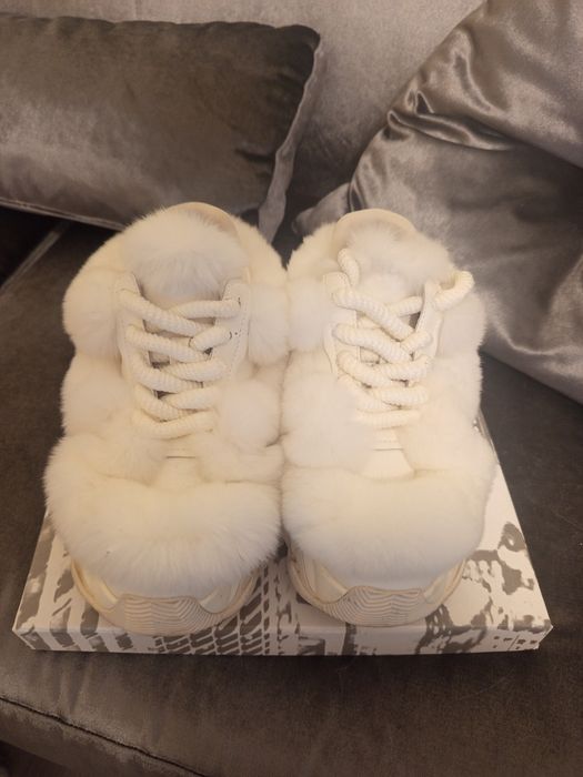 Уникални бутикови пухени бели маратонки