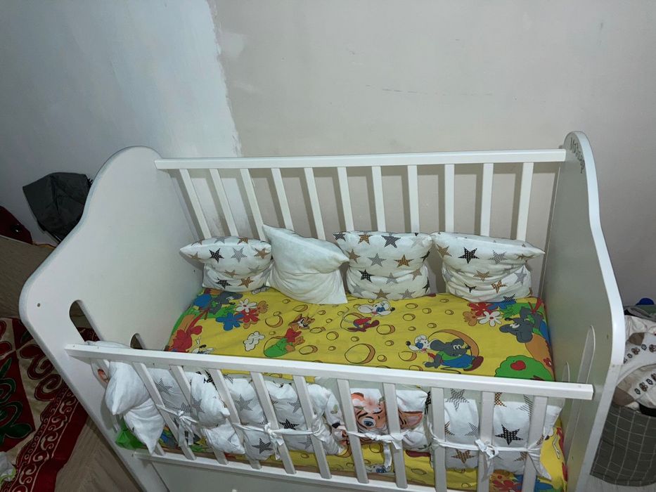 детская кроватка .