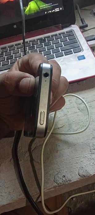 Am un iPhone 4S negru