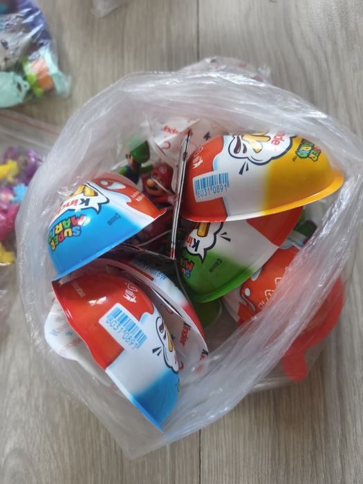 196 броя играчки от яйца Kinder