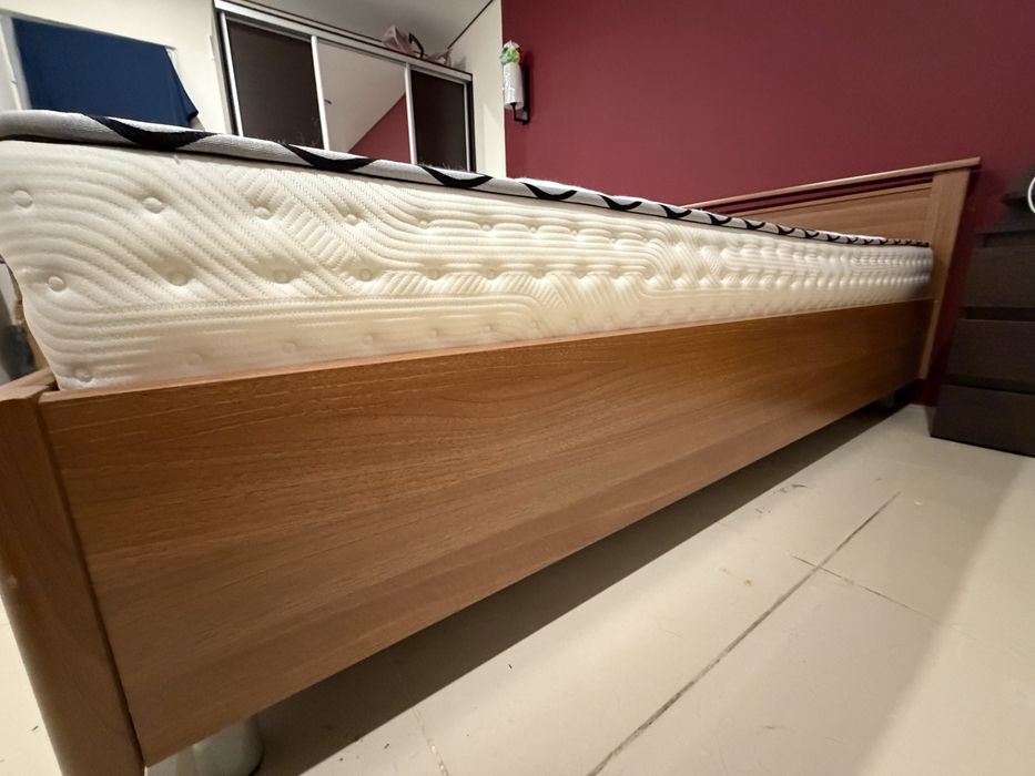 Кровать с матрасом