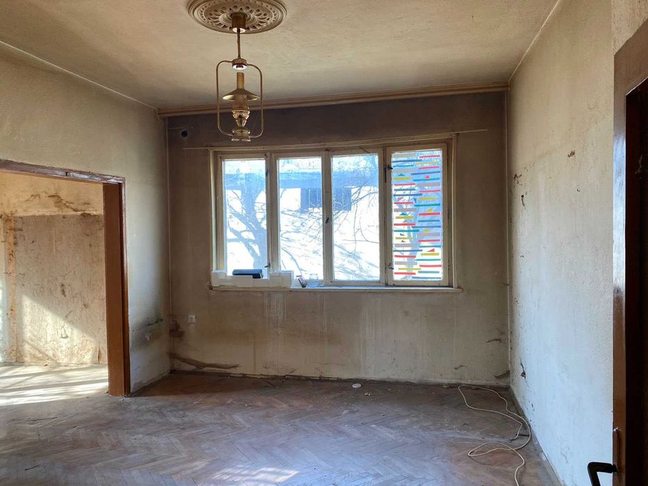 Продава се Тристаен апартамент в Карлово - 100 кв.м за 1173 €/кв.м - Снимка #1