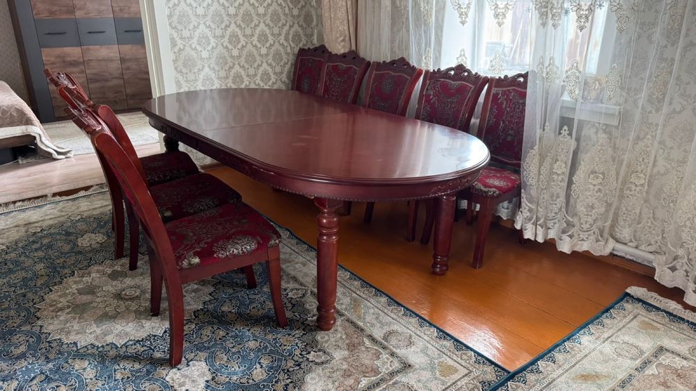 Стол с стулями в комплекте