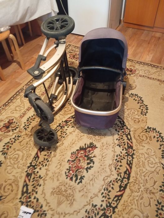 Продам коляску всесезонную.