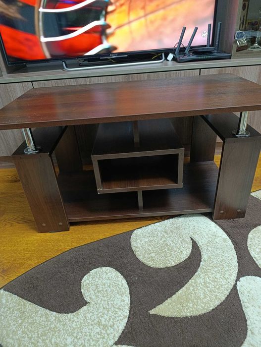 Vand coltar extensibil impreuna cu un fotoliu din piele neagra.