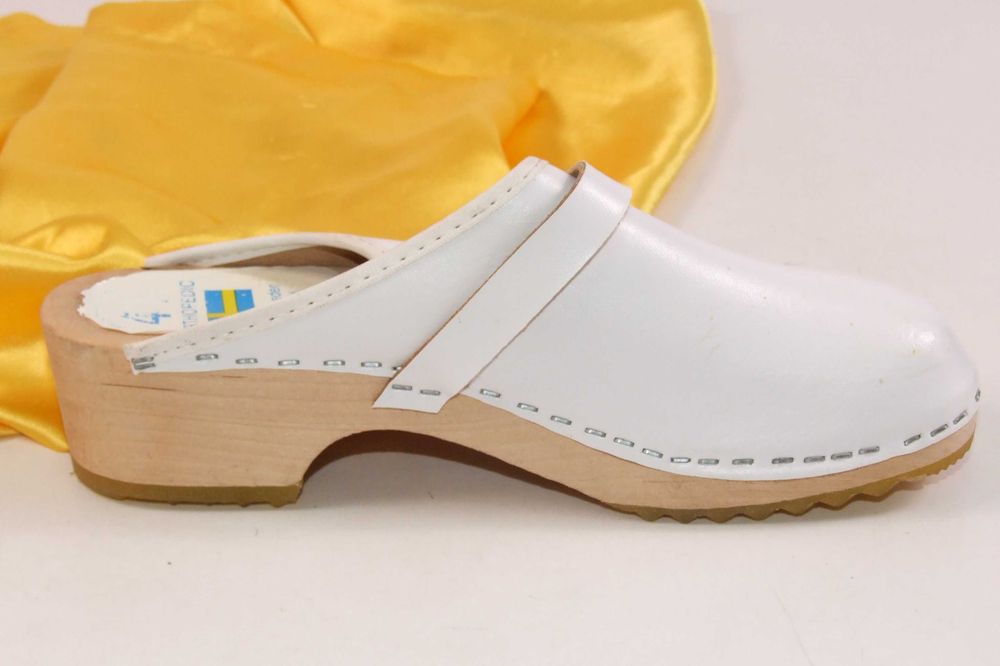 Set 2 perechi saboti piele naturala, nr 41. Made in Sweden/England, 149 lei/perechea, NOI