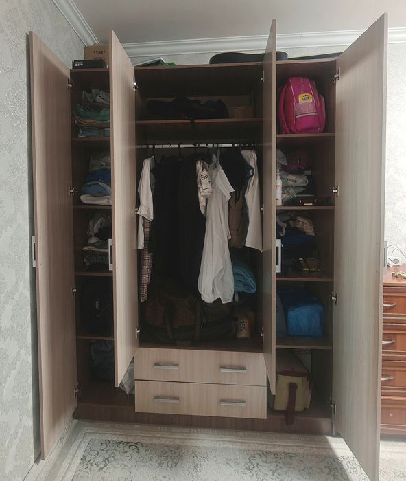 Продаётся большой белый шкаф