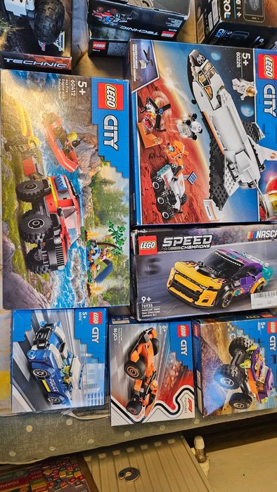Vand seturi Lego in cutie originala cu instructiuni, la jumate de pret