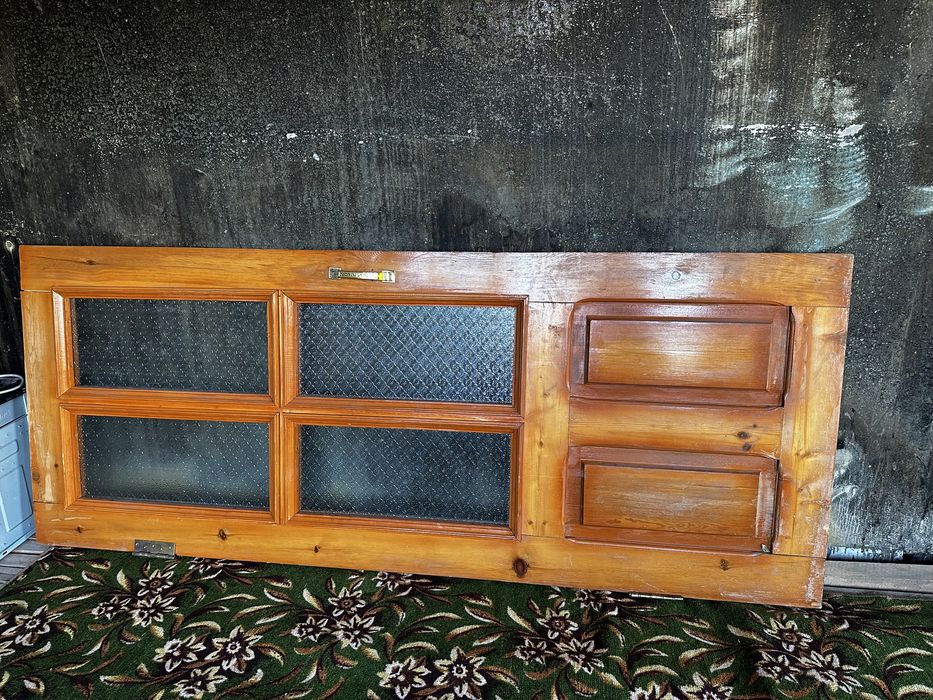 Дверь материал дерево продам