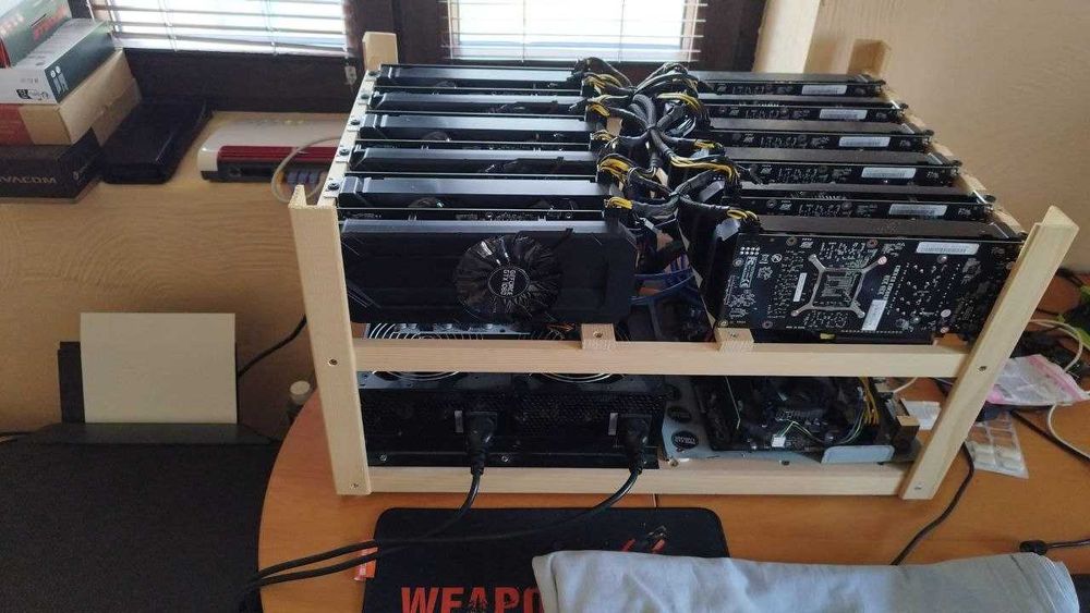 Майнер с 12 x Nvidia GTX 1060 и пълна дънна платка