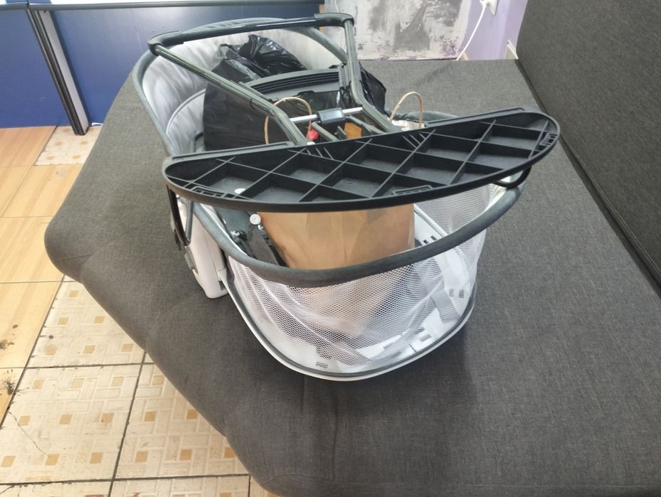 Кроватка, шезлонг и игрушки