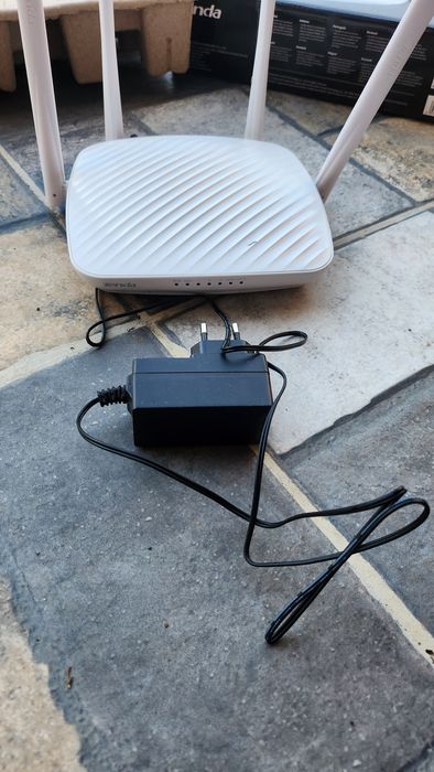 Router functional wireless Tenda cu 4 antene
