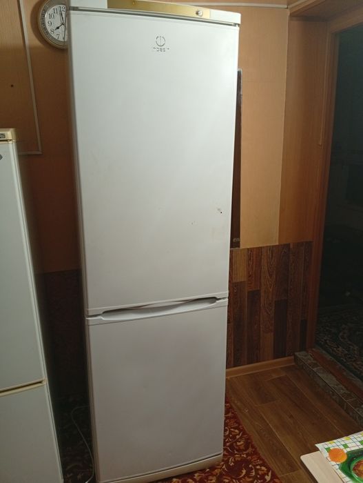 Продам холодильник indesit