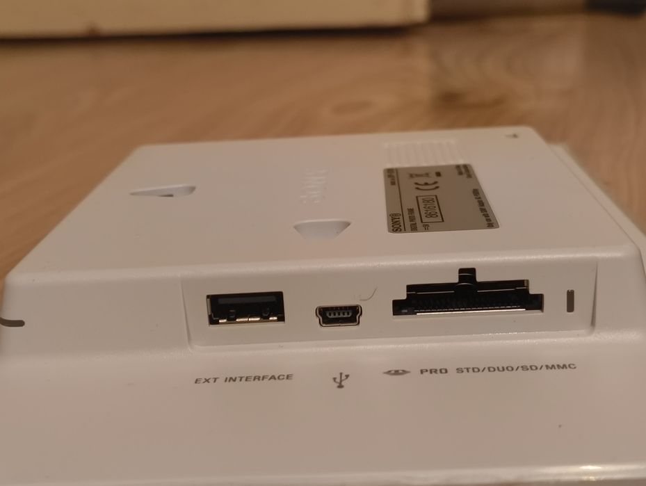 Дигитална фоторамка, украсена с камъни Swarovski