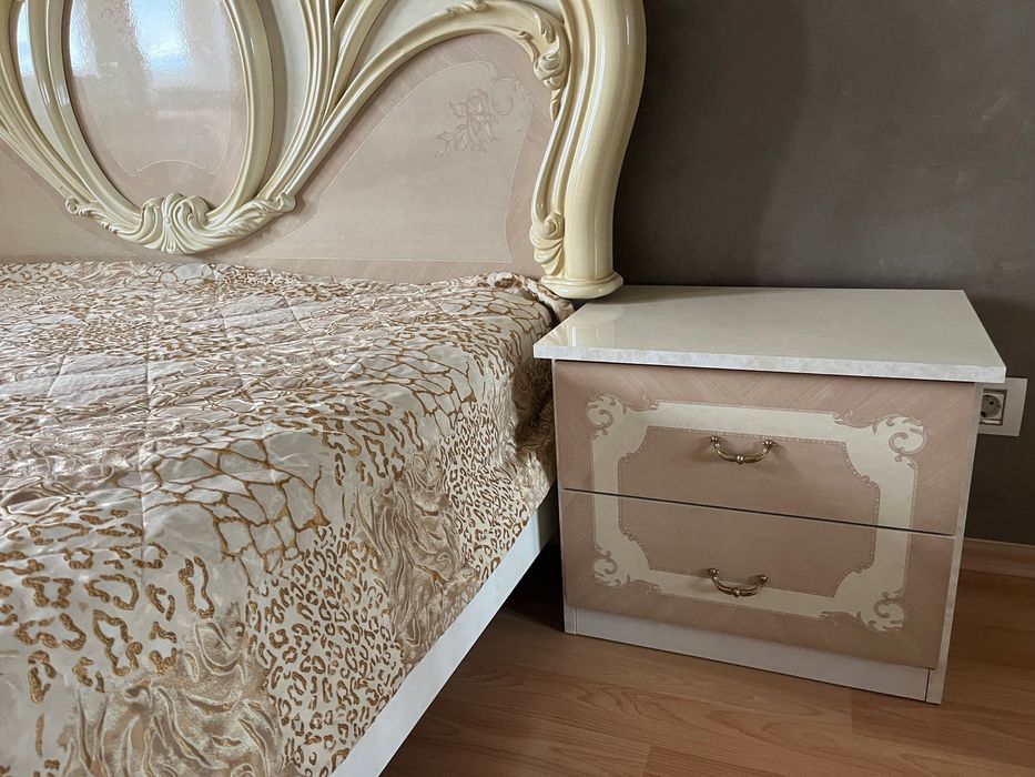 Спалня + нощни шкафчета + поматрачна  рамка - Италия - 700 лв.