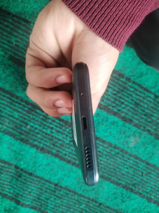 Redmi 12C. Xotira 6/128. Rangi qora.