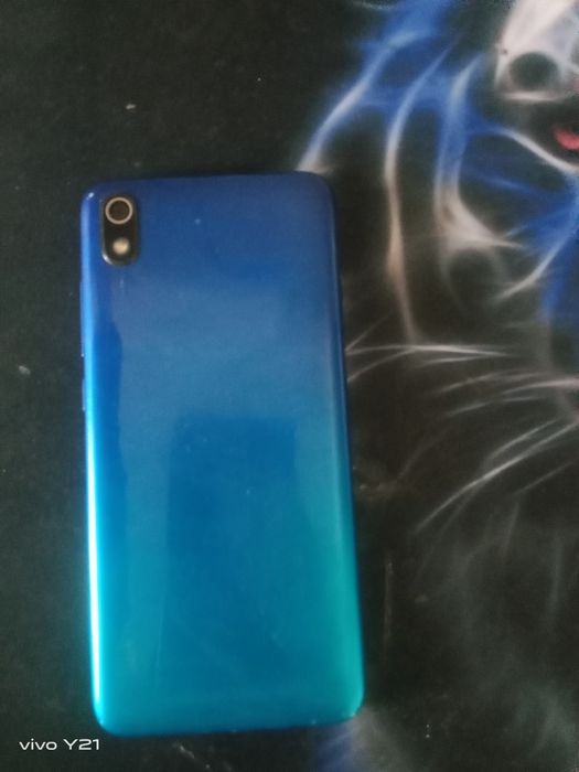 Телефон Redmi, красивый, но заблокирован.