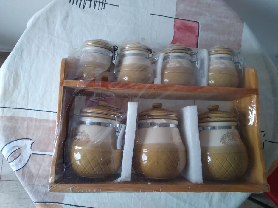 Recipiente condimente cu suport