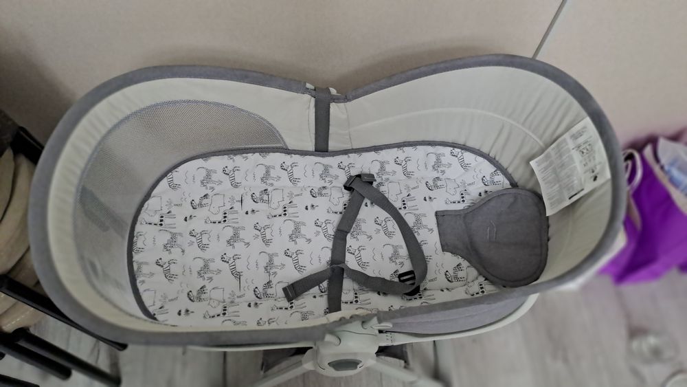 Продам манеж-качалку на колёсах.