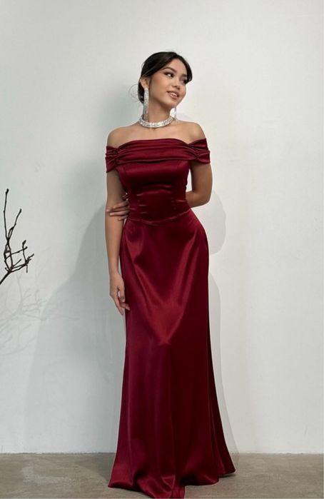 Платья в пол,по фигуре, размер подойдет 42-44 на рост 160-165,идеально