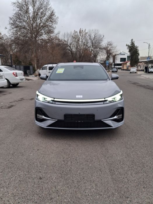 Geely galaksi A7 2025 yil 2000 km yurgan