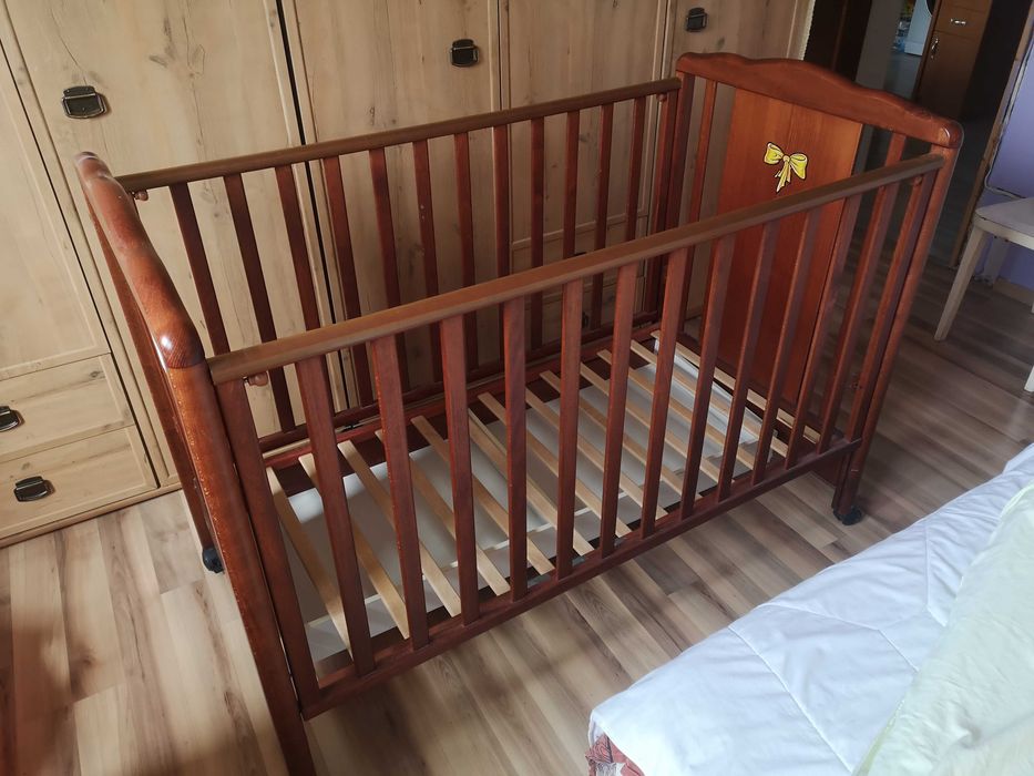 Продавам запазено детско креватче с матрак 60/120