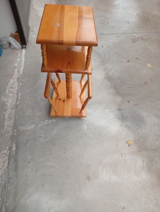 Дървена Масичка за различни неща