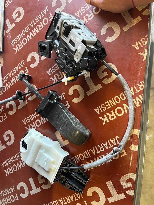 Водач на дръжката със заключване на вратата Skoda Octavia 3