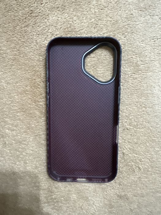 Карбоновый чехол для iphone 16