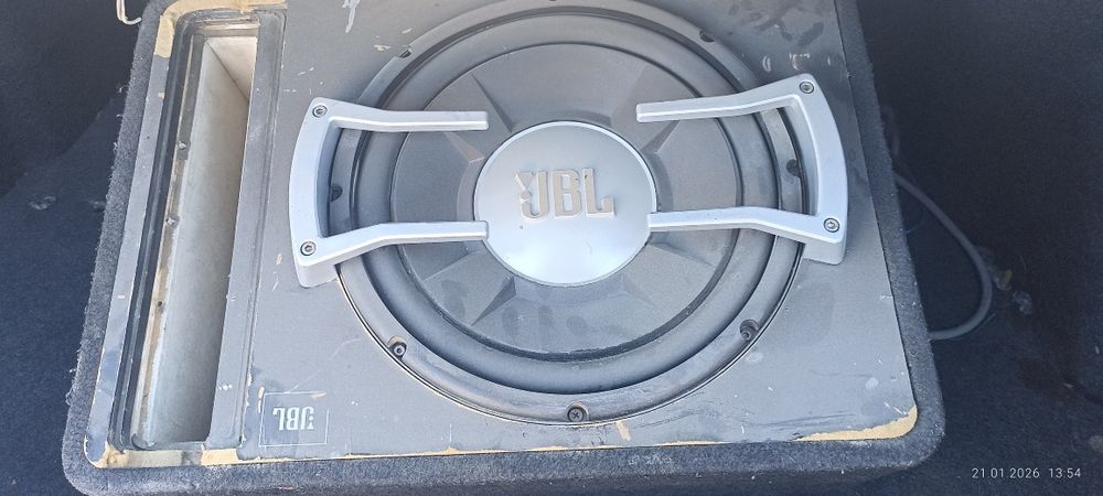 Продам сабвуфер JBL