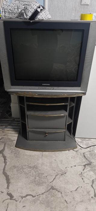 Телевизор и тумбочка