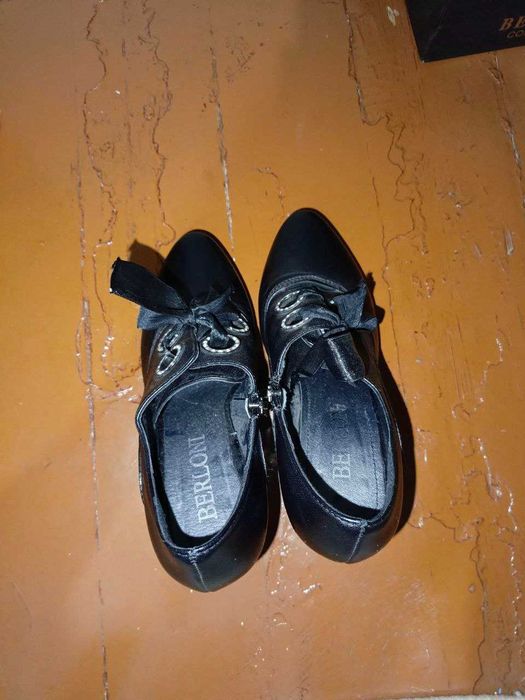 Черные туфли-лодочки с высоким каблуком и платформой