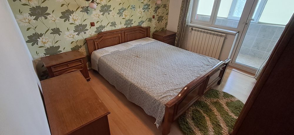 Mobilier lemn masiv in condiții foarte bune.