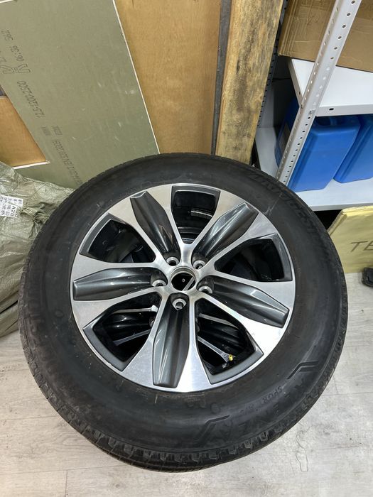 Продам оригинальные диски с шинами комплект