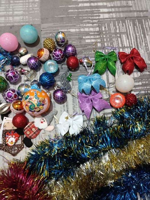 Ёлочные игрушки и новогодние украшения. За всё 30 тыс.