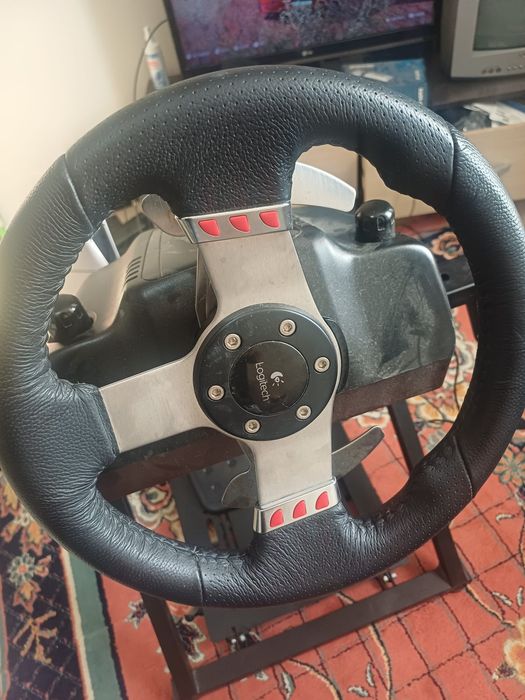 Пълен комплект Logitech G27 – Волан, педали и скоростен лост (за PC).