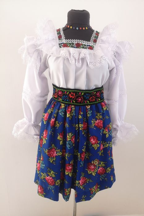 Costum popular pentru doamne și domnișoare de Maramureș complet