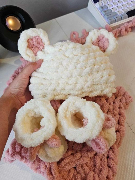 Set tricotat căciuliță cu urechi + botoșei, handmade