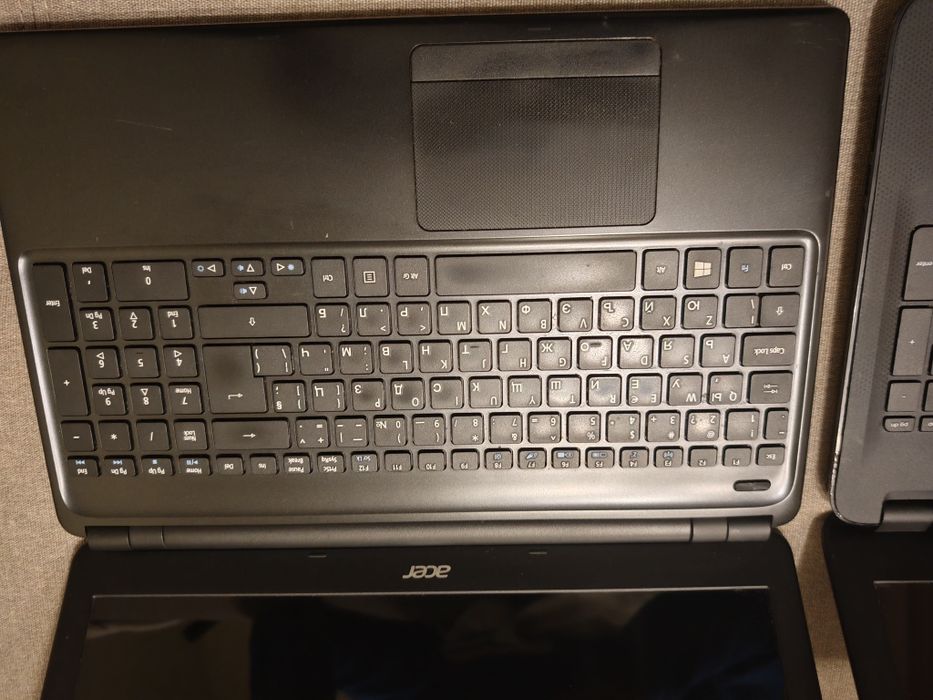 Продавам два лаптопа Acer и Hp за  части или за ремонт.Hp - работи.